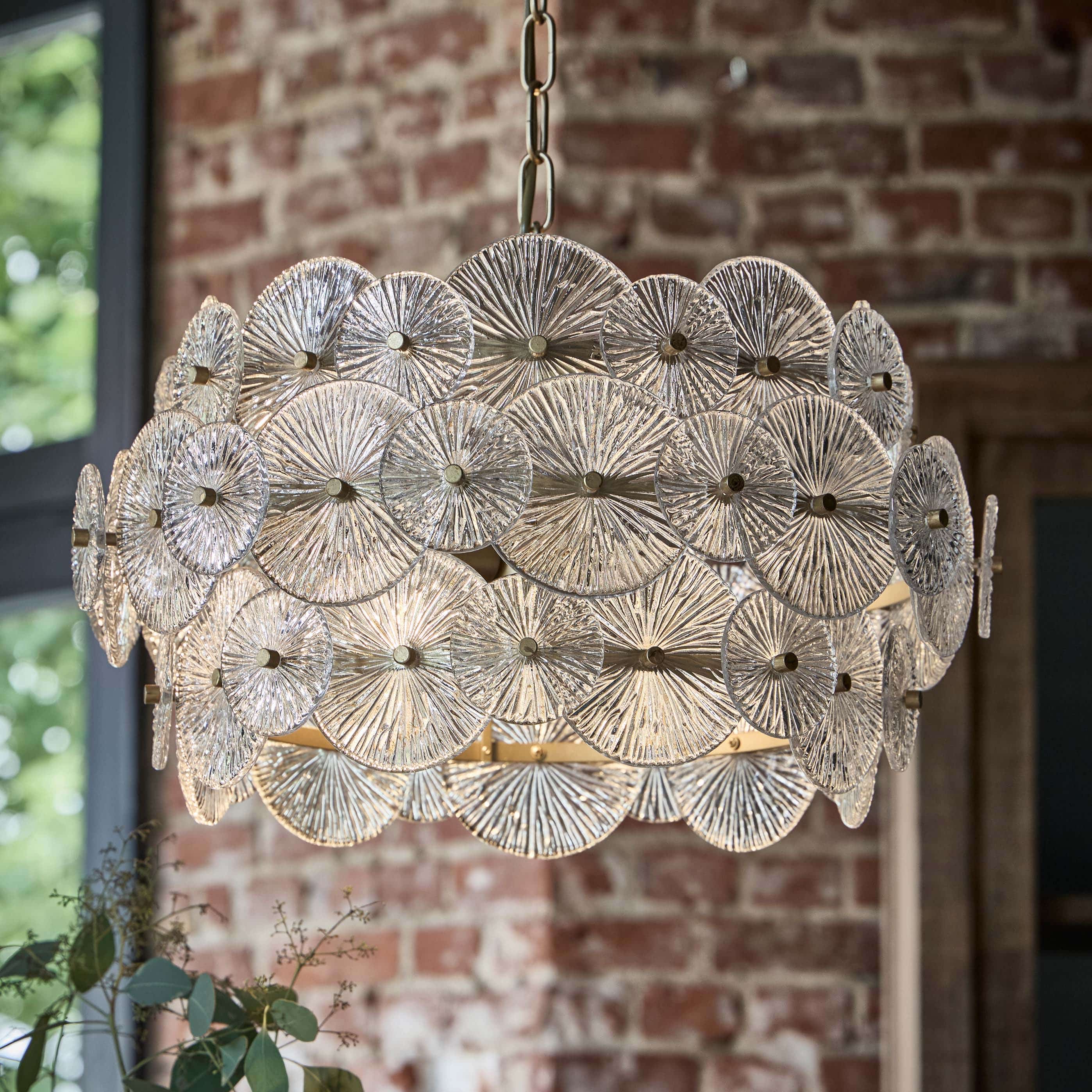 Závěsná lampa z průhledného skla s kulatými vzory a kovovými prvky, dekorativní stropní svítidlo