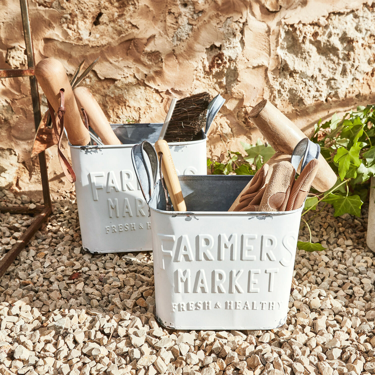 Koš, 2dílná sada Market Bílé kovové nádoby Farmers Market s zahradními nástroji na štěrkovém povrchu