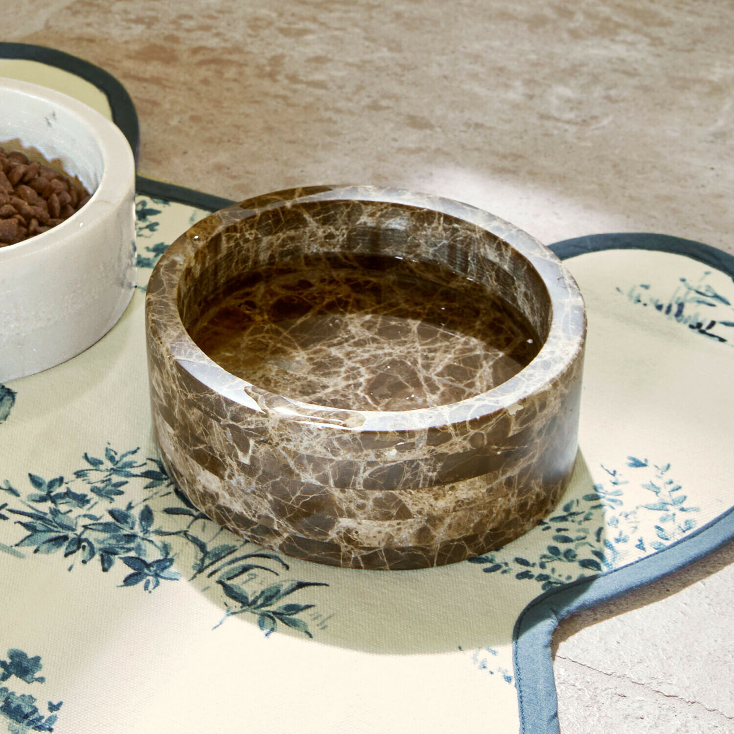 Hnědá kulatá mramorová miska na vodu nebo krmivo pro domácí mazlíčky, dekorativní a odolná