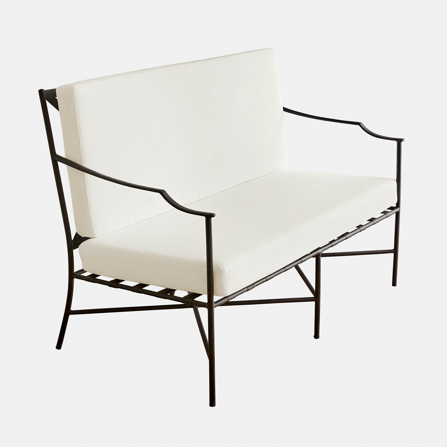 Pohovka Vexford Moderní pohovka s černým kovovým rámem a bílými polštáři, minimalistický design do obývacího pokoje