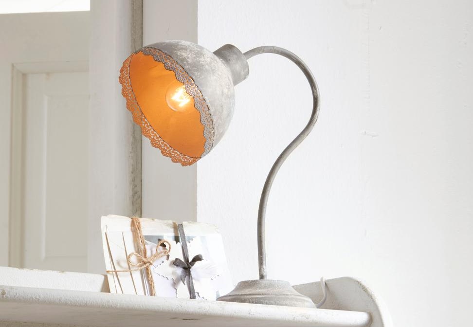Stolní lampa z kovu ve stylu shabby chic s oranžovým vnitřkem stínítka, dekorativní vintage osvětlení