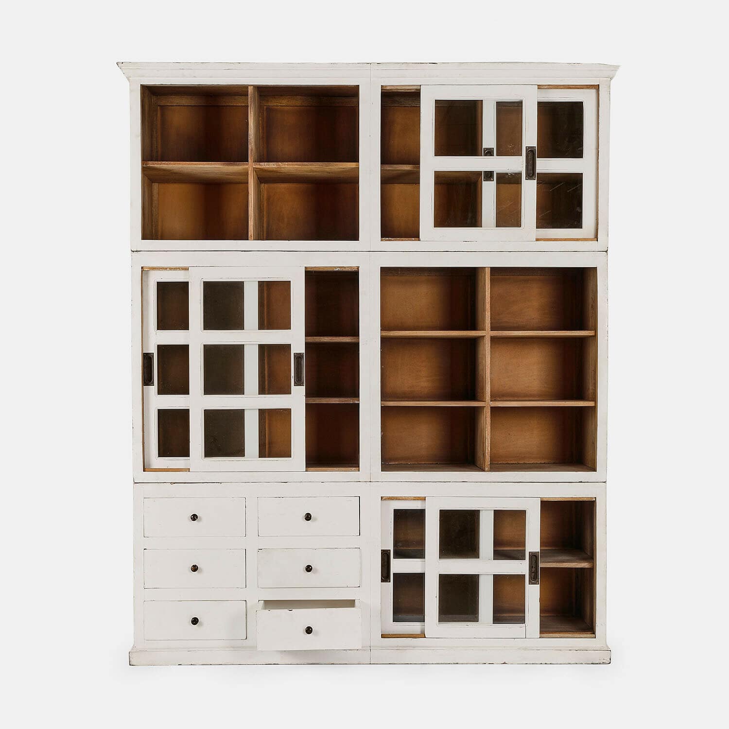 Bílá dřevěná skříňka se skleněnými dveřmi a mnoha policemi na uskladnění