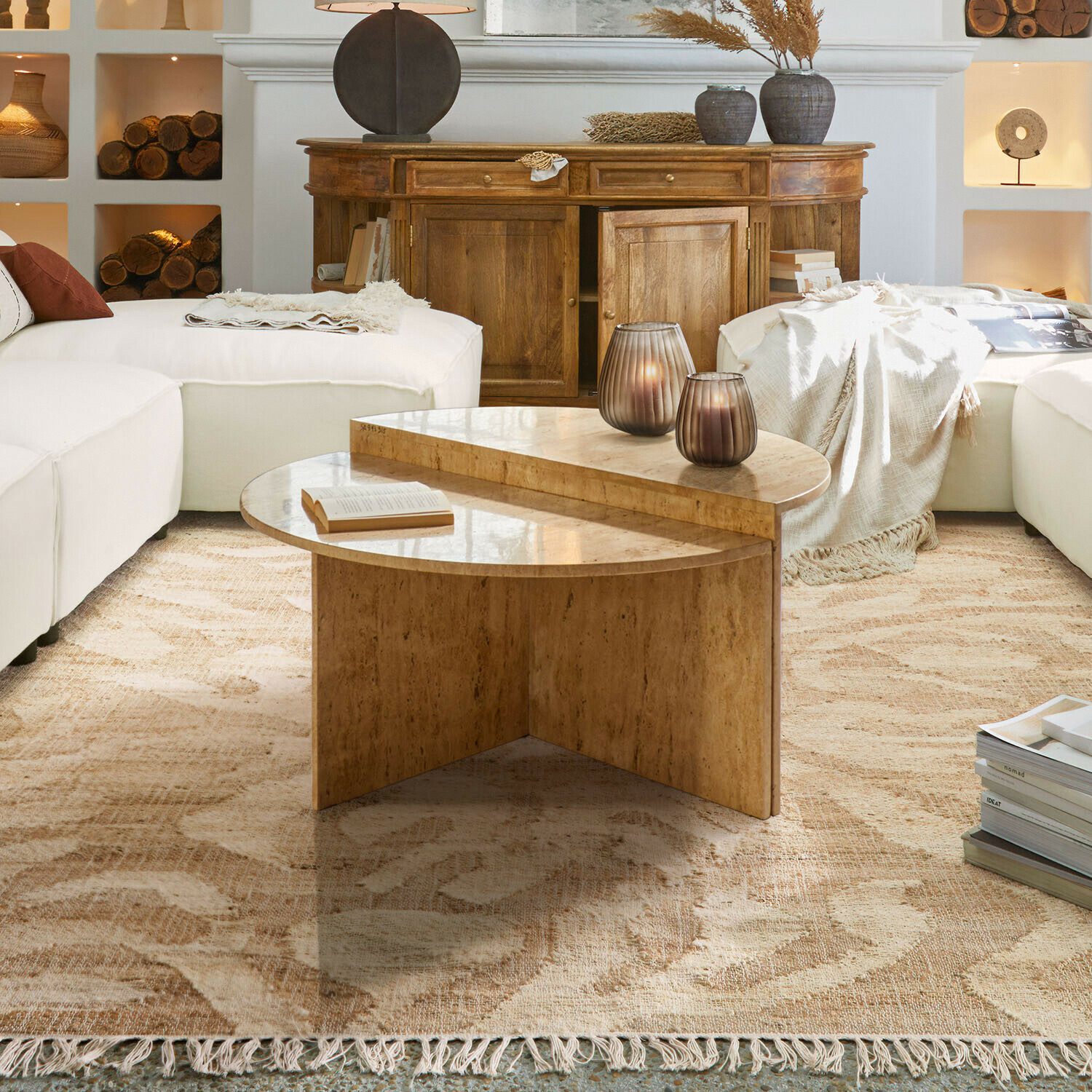 Moderní konferenční stolek ze dřeva v přírodní barvě na béžovém koberci v světlém obývacím pokoji