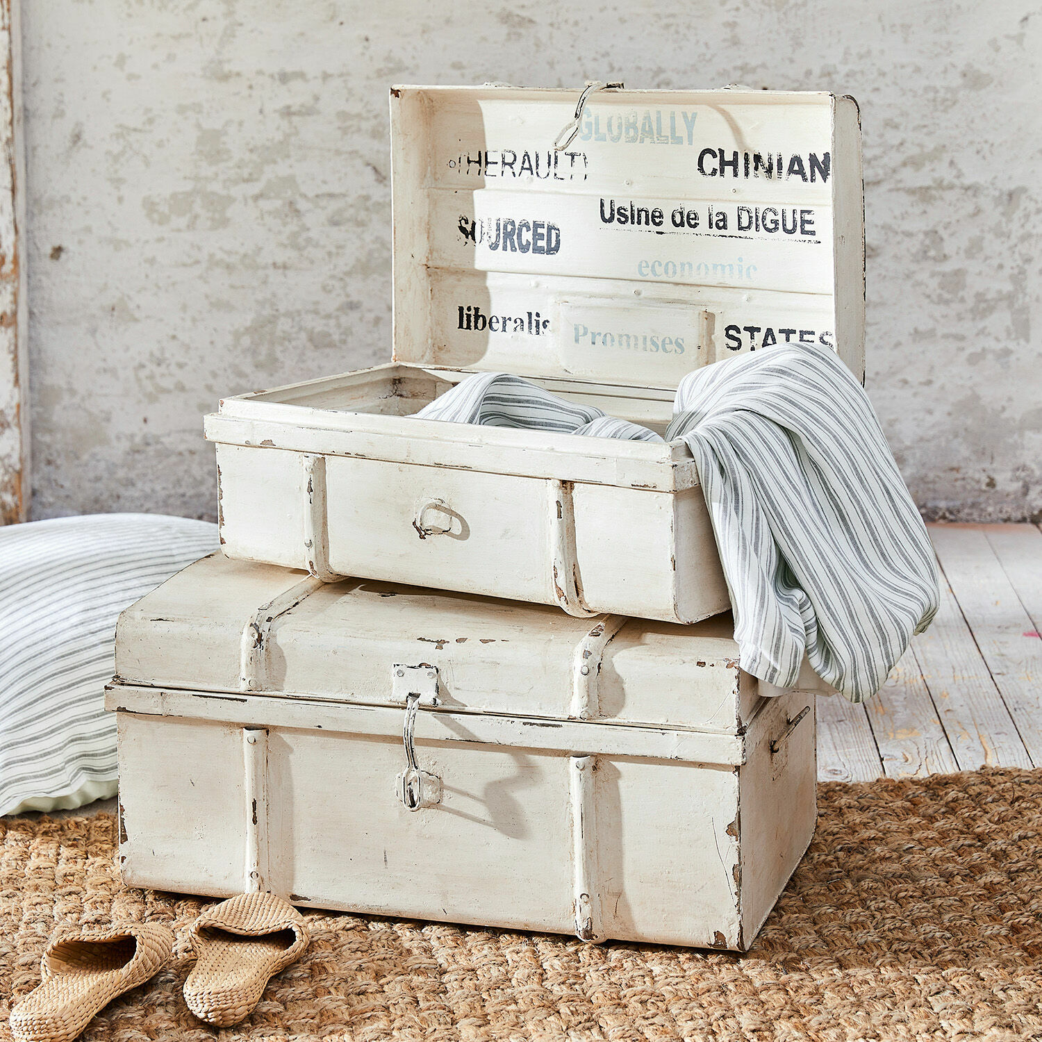 Truhly, 2dílná sada Riga Bílé dřevěné truhly s patinou na jutovém koberci, dekorativní úložné boxy ve vintage stylu
