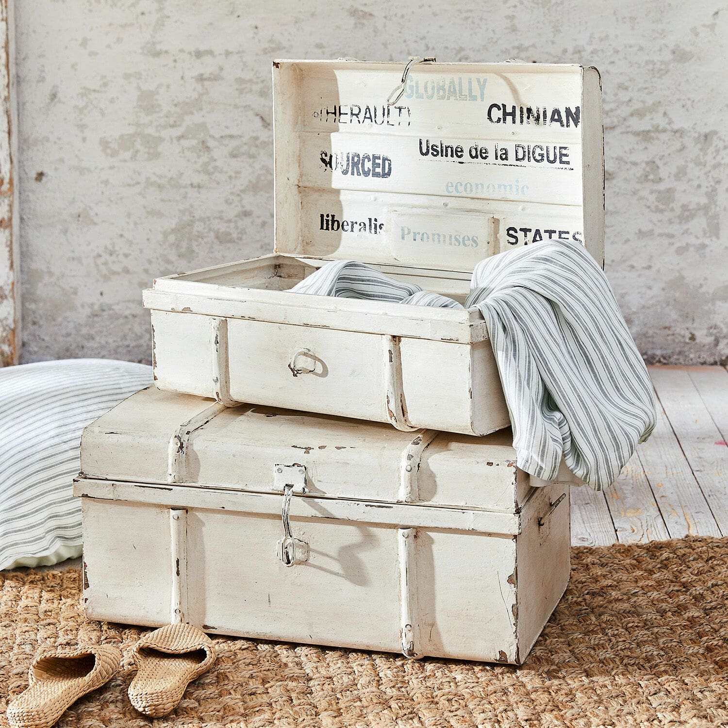 Truhly, 2dílná sada Riga Bílé dřevěné truhly s patinou na jutovém koberci, dekorativní úložné boxy ve vintage stylu