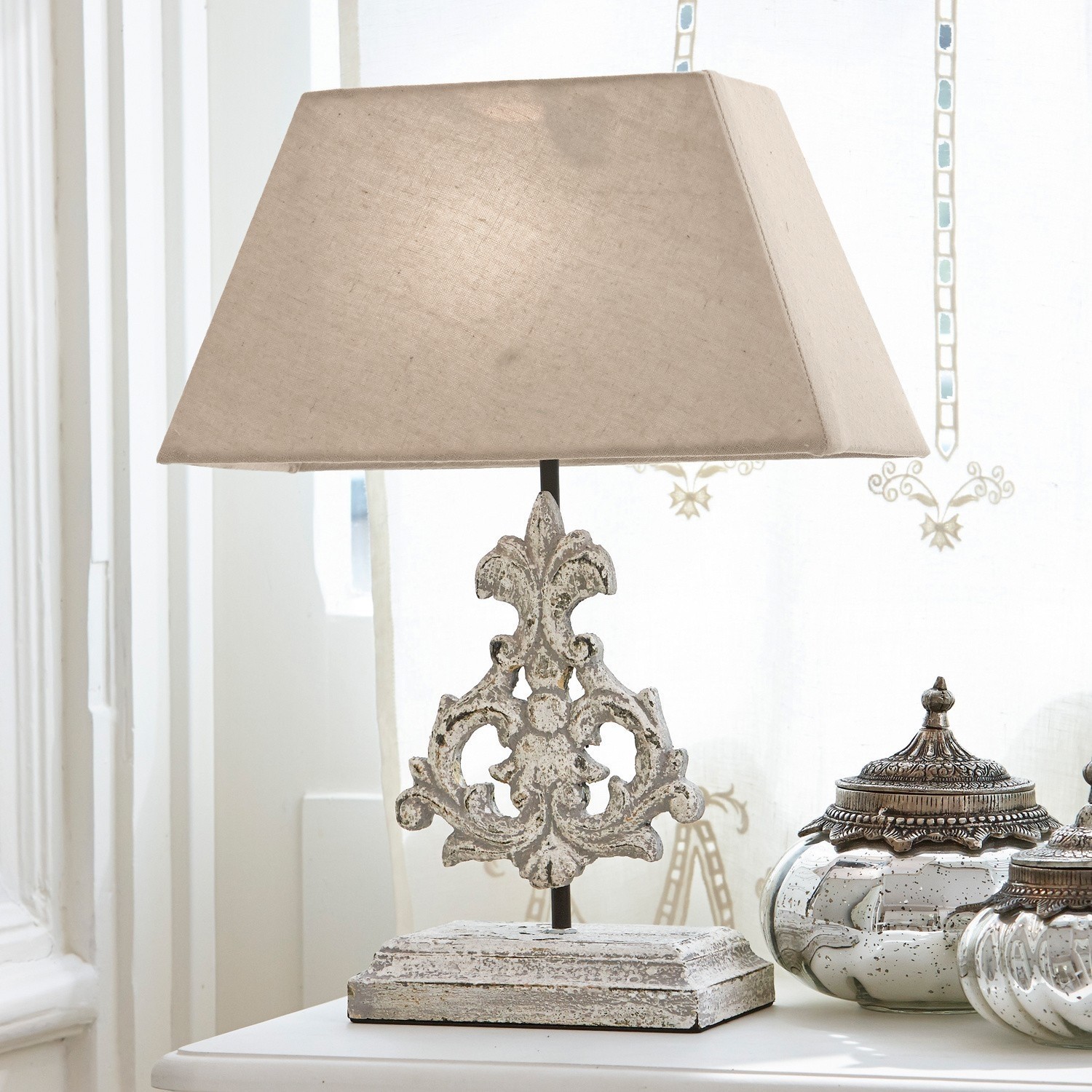 Stolní lampa Poème Stolní lampa s béžovým stínidlem a bílou patinovanou kovovo-dřevěnou základnou
