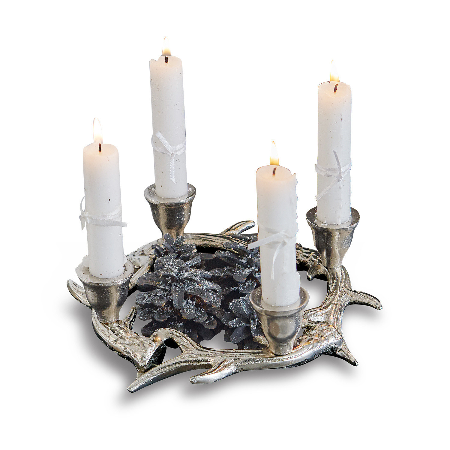 Svícen Oria Stříbrný adventní věnec se čtyřmi bílými svíčkami a dekorací šišek