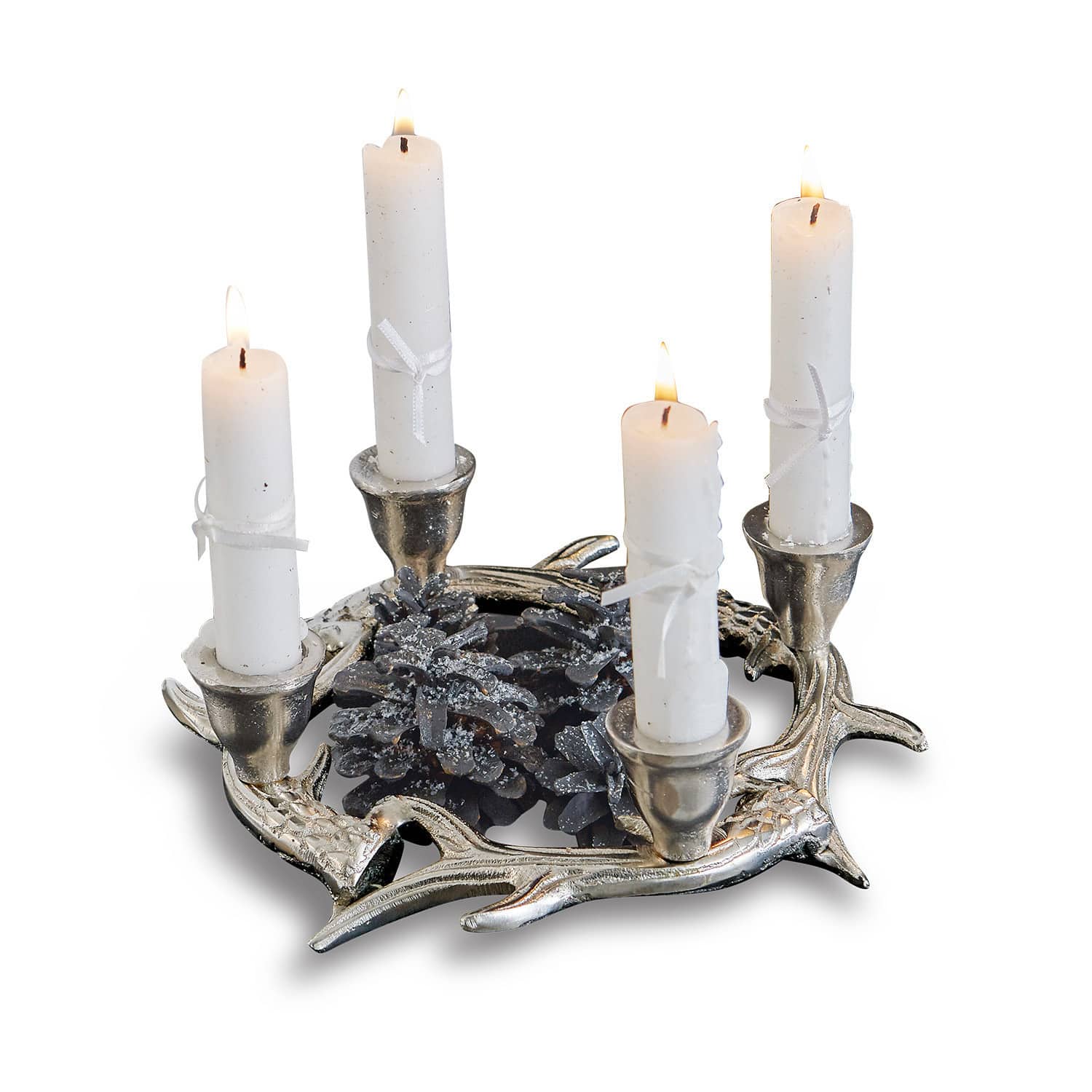 Svícen Oria Stříbrný adventní věnec se čtyřmi bílými svíčkami a dekorací šišek