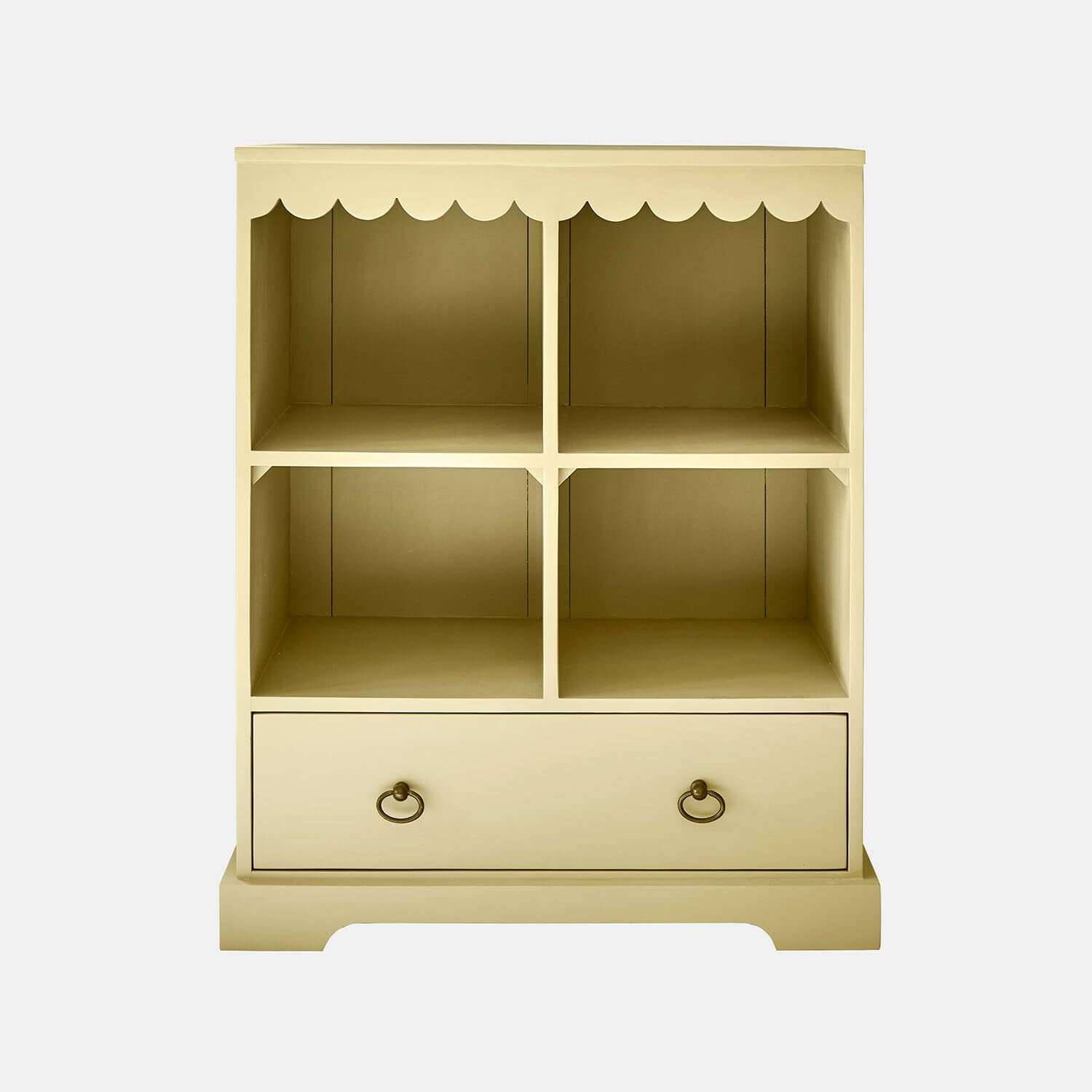 Béžová dřevěná skříňka se čtyřmi přihrádkami a zásuvkou, úložný nábytek do obýváku