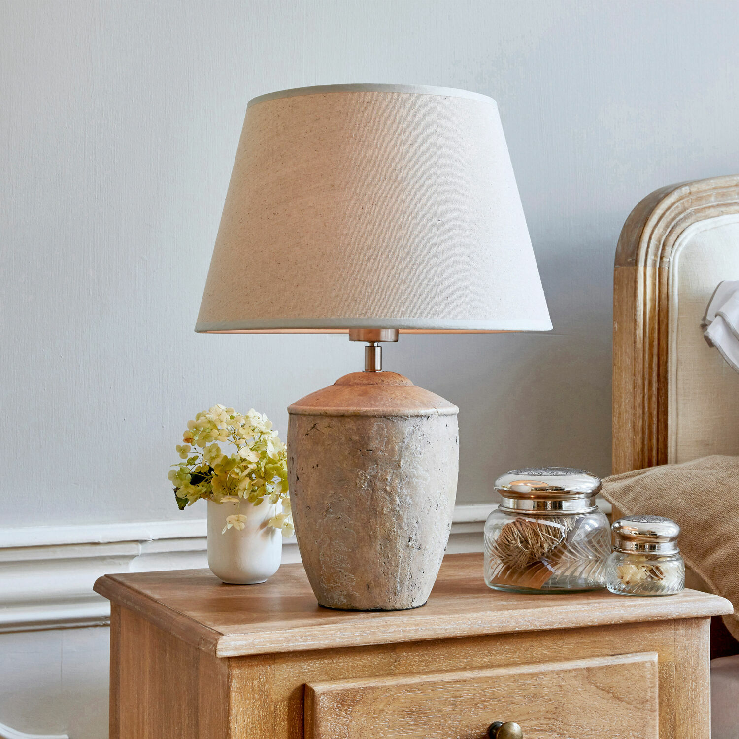 Stolní lampa Verfaille Stolní lampa s béžovým stínidlem a keramickou základnou na dřevěném nočním stolku