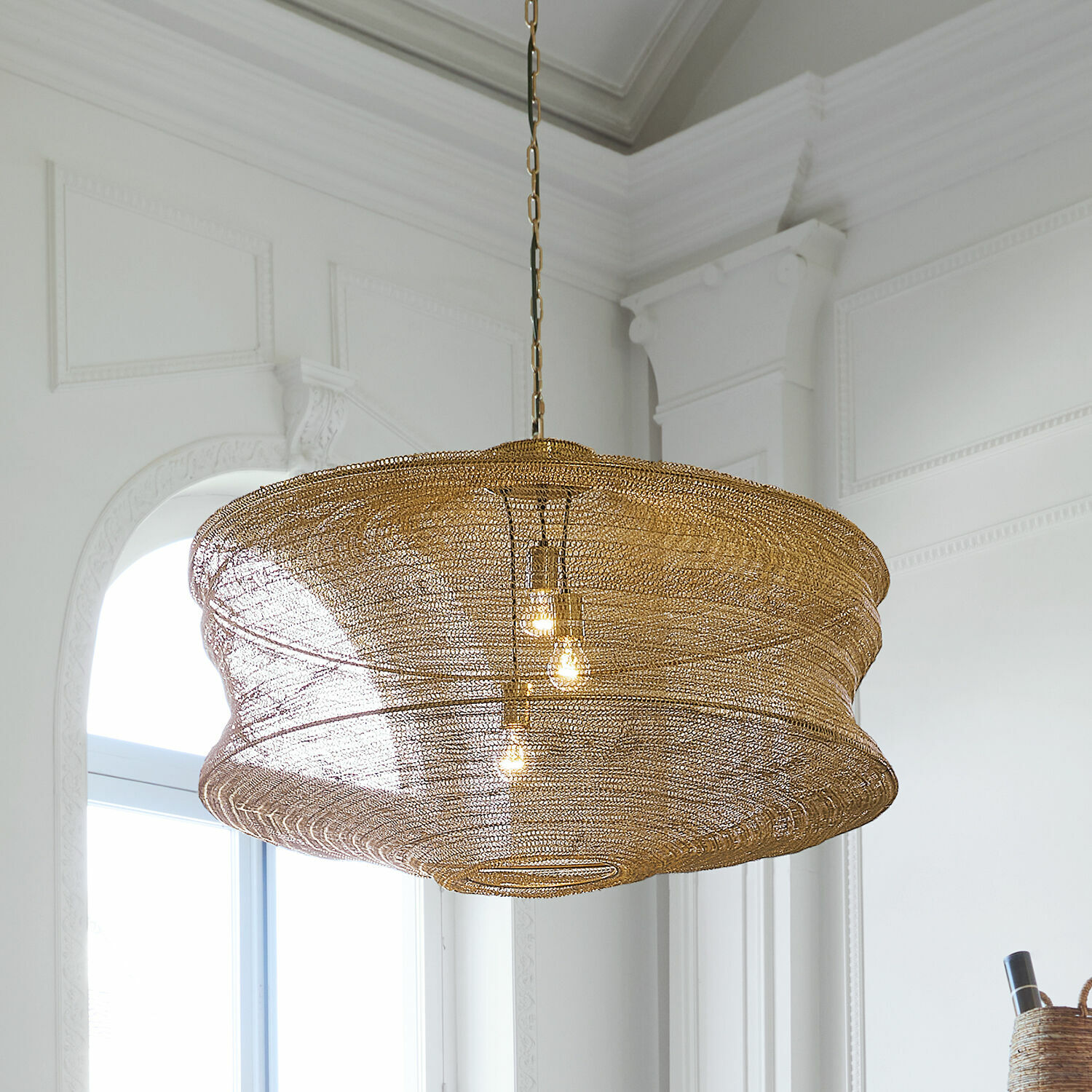 Závěsná lampa Valerique Velké závěsné světlo z mosazné síťoviny ve zlaté barvě pro moderní interiéry