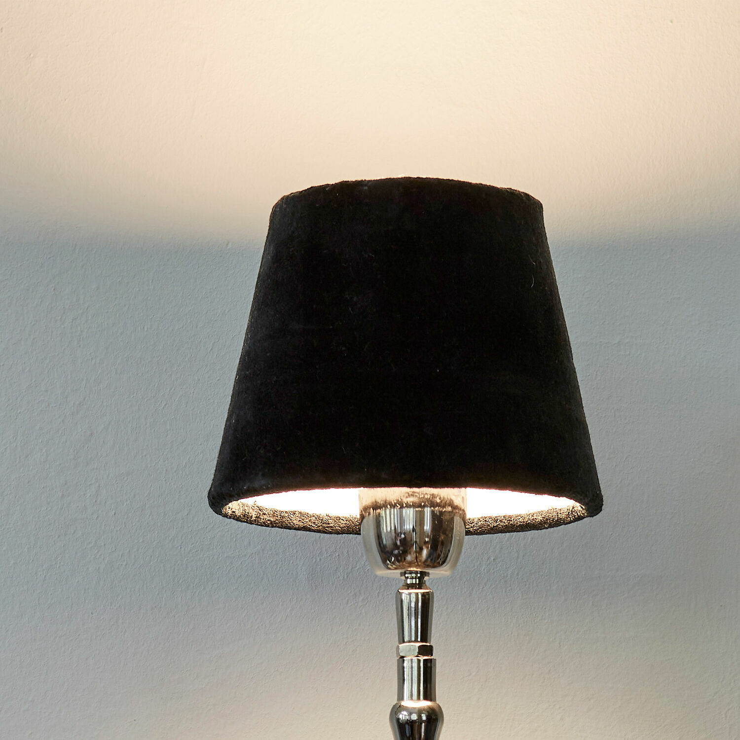 Stínítko lampy Mitters Stolní lampa s černým stínidlem a kovovou základnou, moderní osvětlení do obýváku