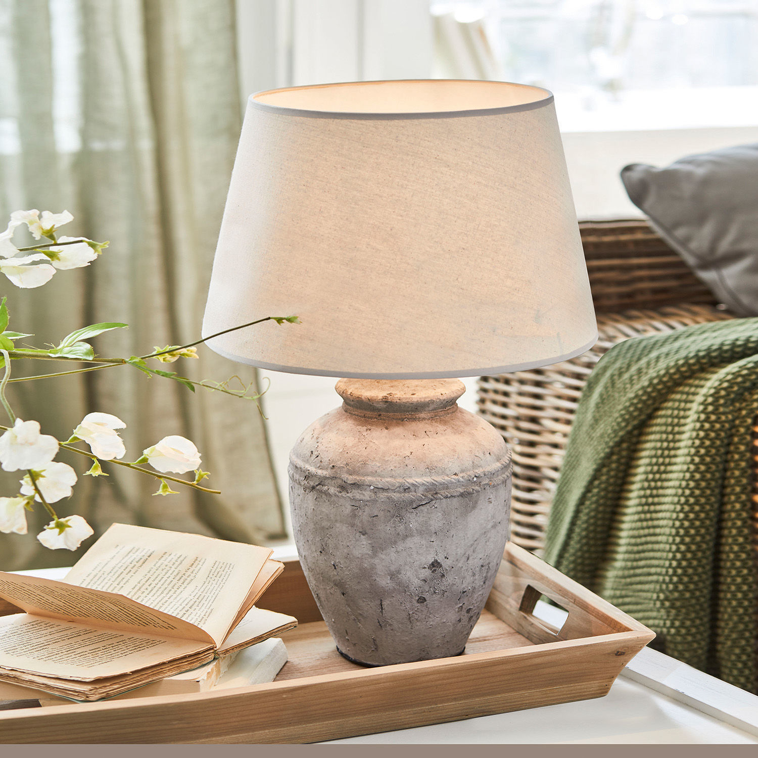 Stolní lampa Mosnay Stolní lampa ze šedé keramiky s béžovým stínidlem na dřevěném podnosu v obýváku