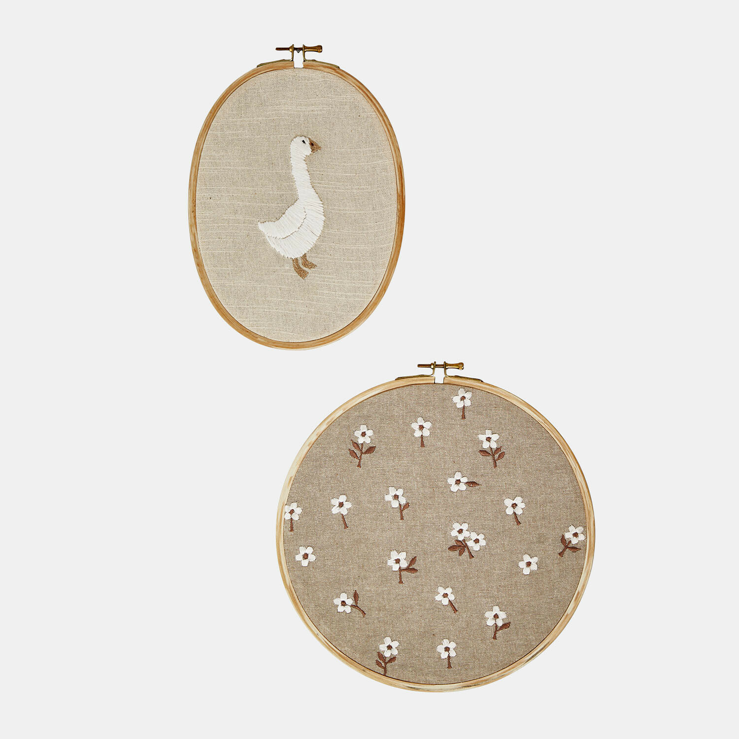 Dva vyšívané rámečky z přírodního lnu s motivem bílé husy a květin, nástěnná dekorace