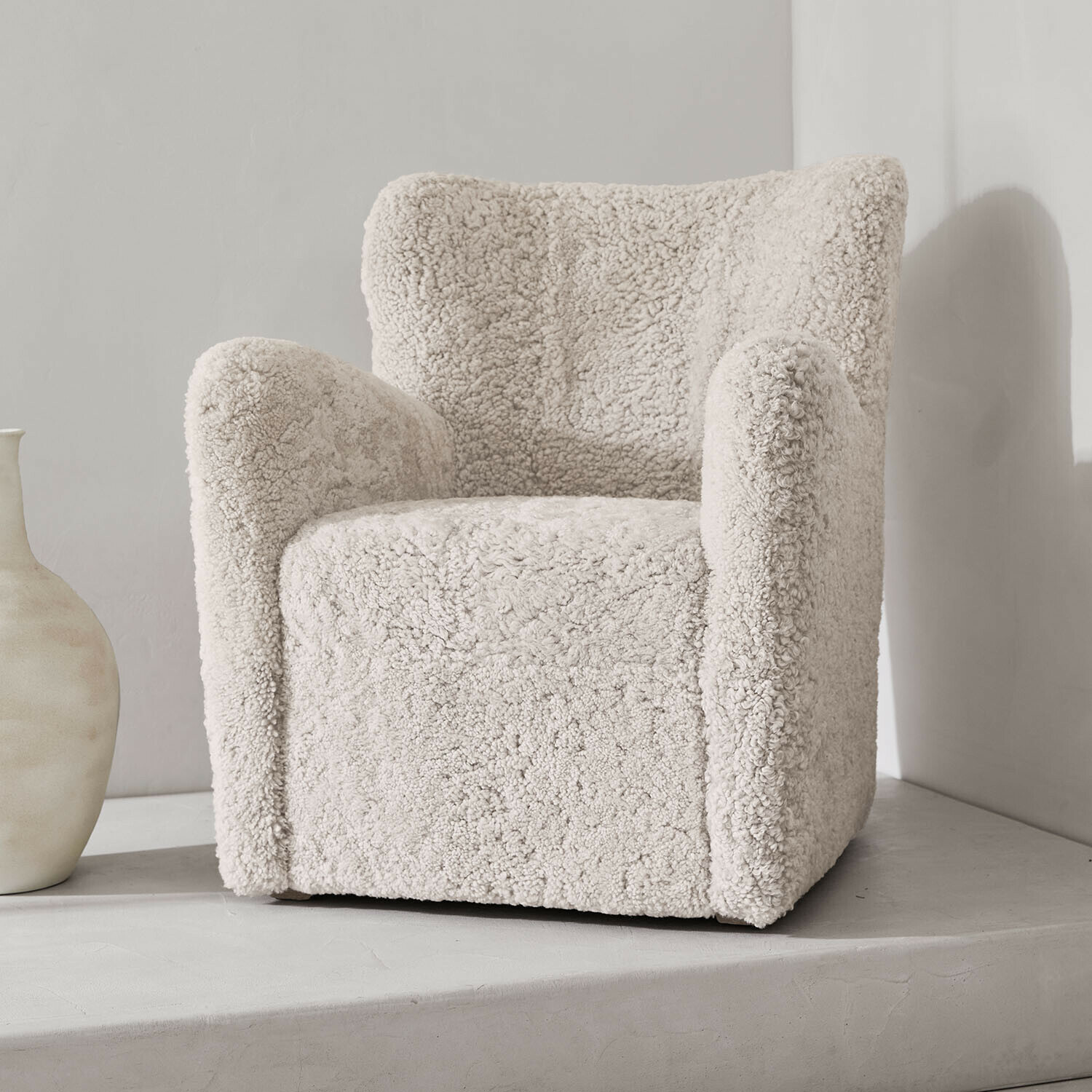 Křeslo Fleurimond Měkké křeslo z béžového plyše s moderním designem, vhodné do obývacího pokoje