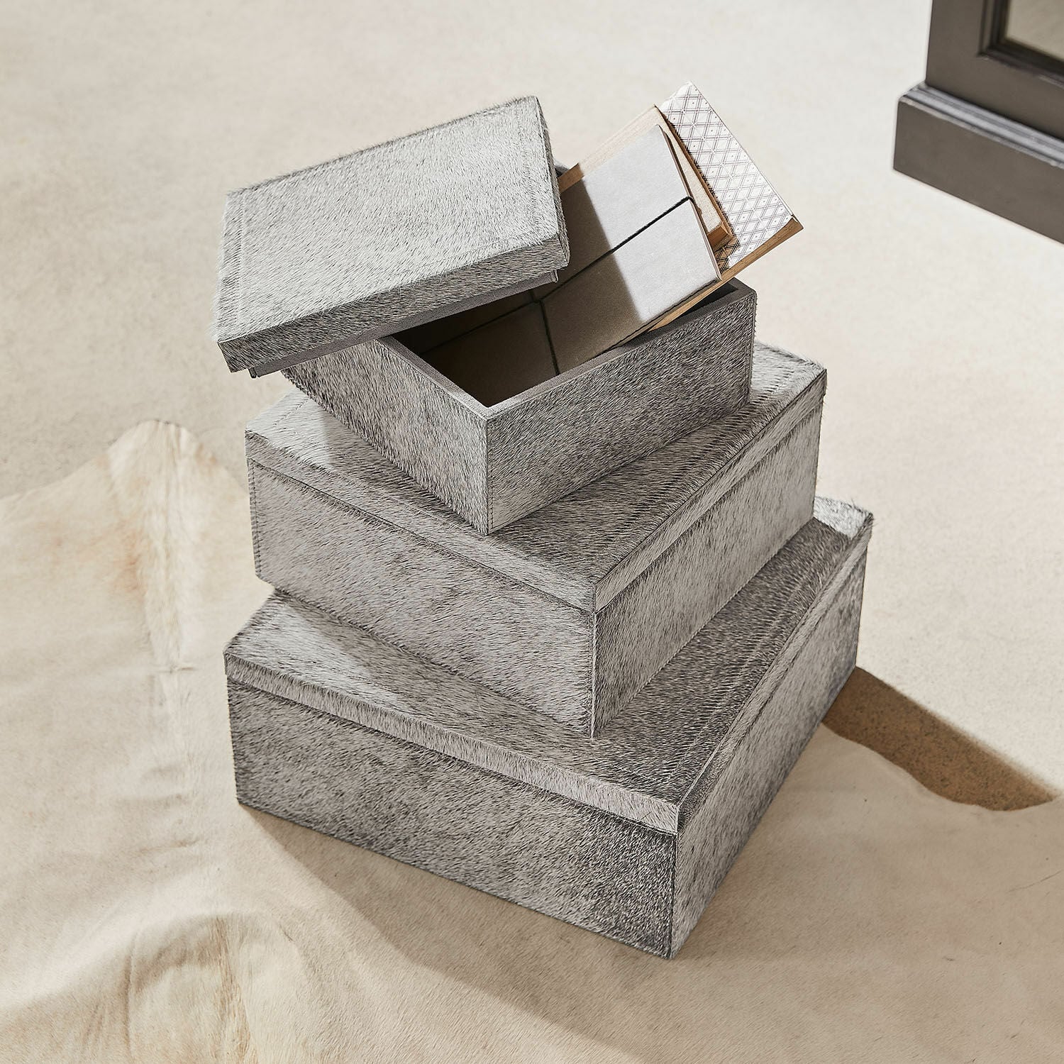 Box, 3dílná sada Kélisandre Sada tří šedých úložných boxů z materiálu připomínajícího kožešinu, dekorativní organizér